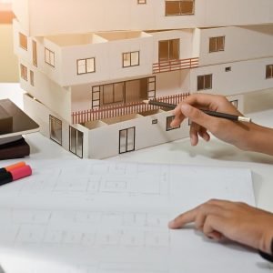 femme-architecte-travaillant-maison-modele-blueprint-au-bureau-domicile-min