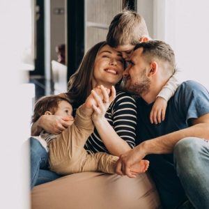jeune-famille-leurs-fils-maison-s-amuser-min