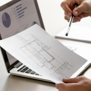 male-main-tenue-plan-projet-statistiques-ecran-gros-plan-min