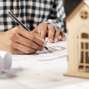 personnes-ecrivant-arriere-plan-maison-bois-min